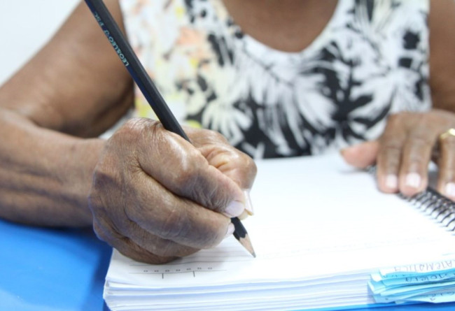 Os impactos do analfabetismo funcional na limitação do exercício da cidadania entre grupos vulneráveis